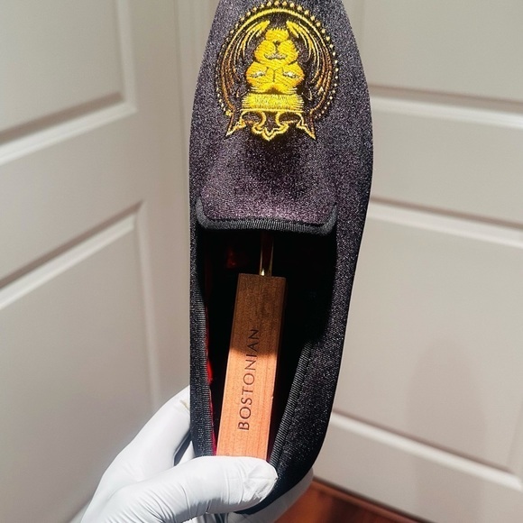 ELANROMAN Men's Lion Crest Velvet Loafers. - Picture 11 of 15
